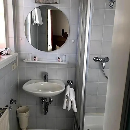 Roter Hahn - 3*